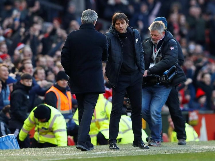 Foto: Momen Jabat Tangan Mourinho-Conte di Old Trafford