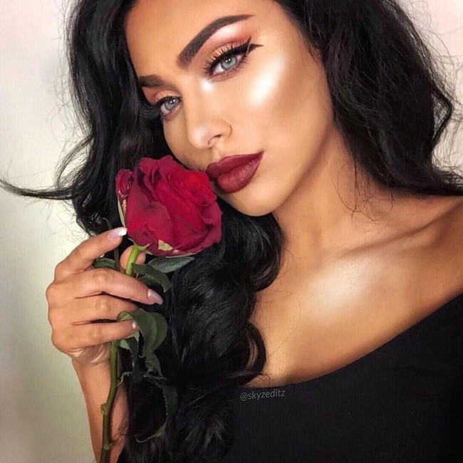 Huda Kattan atau yang lebih dikenal dengan Huda Beauty baru-baru ini menghebohkan Instagram dengan pamer alis buntut ikan. Inilah fakta menarik tentang Huda Beauty yang kerap menciptakan tren makeup unik di media sosial.  Foto: Instagram