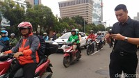 Foto: Petugas belum memberlakukan penutupan jalur di sekitar lokasi. (Wildan-detikcom)