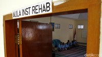 Usai makan siang, pasien yang sudah memasuki tahap rehabilitas bisa memilih untuk mengikuti kegiatan keagamaan sesuai agama masing-masing. (Foto: Rifkianto Nugroho/detikHealth)