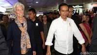 Suasana sangat riuh begitu Jokowi tiba. Mereka kebanyakan pedagang dan para pengunjung Pasar Tanah Abang yang kebetulan ada di sana. Sesekali Jokowi pun bersalaman dengan para penjaga toko dan mampir di sejumlah toko.