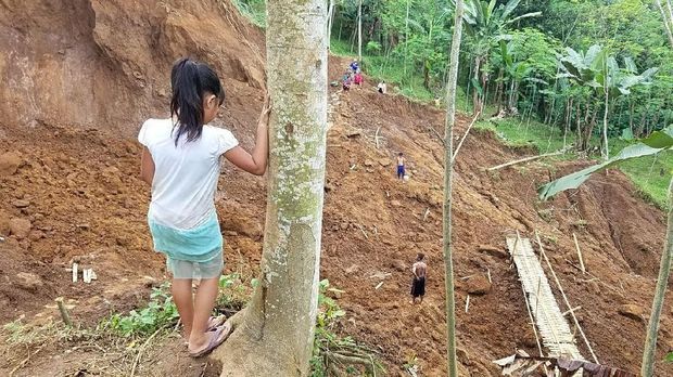 Longsor di Jember, Warga Terisolasi dan Kesulitan Air Bersih