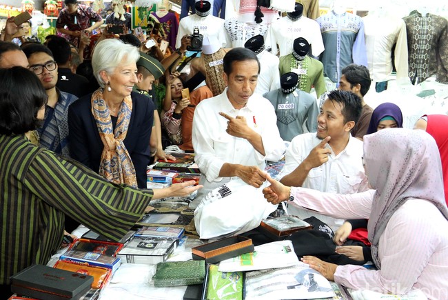 Di sela kunjungannya, Direktur Pelaksana Dana Moneter Internasional atau IMF ini sempat diajak blusukan oleh Presiden Jokowi ke Pasar Tanah Abang, Jakarta Pusat, Senin (26/2/2018). (Foto: Rengga Sancaya)