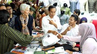 Jokowi dan Madam Lagarde juga sempat berdiskusi di salah satu toko.