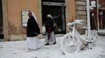 Foto: Langka! Roma Diguyur Hujan Salju Terlebat