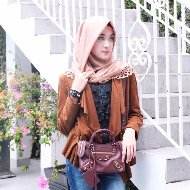 Pada akun Instagaram-nya, Raudha kerap memamerkan foto-foto dengan gayanya yang stylish. (Foto: Instagram)