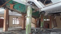 Akibat gempa 7,6 SR ini, Masjid Al Muhajirin mengalami kerusakan cukup serius.