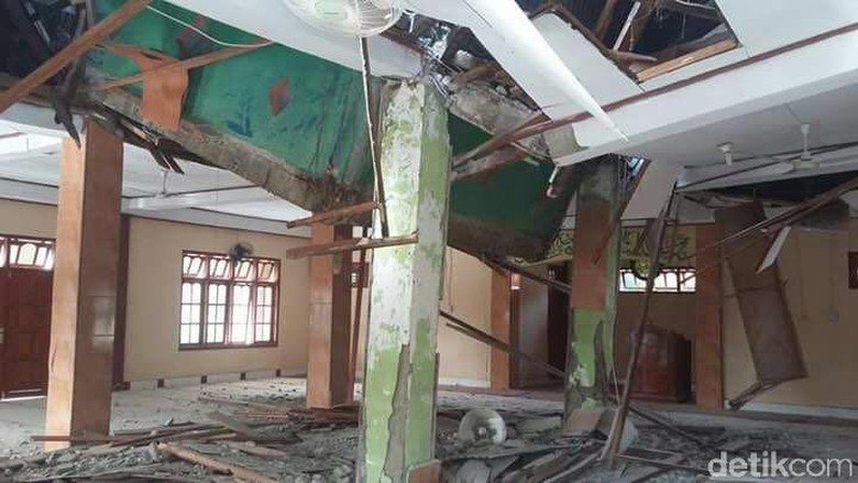 Gempa 7,6 SR Guncang Papua, Rumah Ibadah hingga SD Rusak Gempa 7,6 SR Guncang Papua, Rumah Ibadah hingga SD Rusak