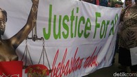 Di sisi lain, ada juga massa pro Ahok yang membawa spanduk bertuliskan Justice for Ahok