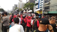Sementara itu lalu lintas di sekitar lokasi masih terpantau ramai lancar. Petugas belum memberlakukan penutupan jalur di sekitar lokasi. (Foto: Samsudhuha Wildansyah/detikcom)