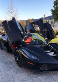 Kado Travis Scott untuk Kylie Jenner