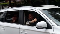 Menteri Perindustrian Airlangga Hartarto menjajal Mitsubishi Outlander PHEV yang baru saja dihibahkan.