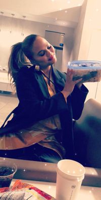 Ingin Bawa Scalloped Potatoes ke dalam Pesawat, Chrissy Teigen Deg-degan