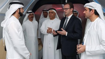  Rob Lloyd selaku CEO Virgin Hyperloop One terlihat tengah berbincang dengan Sheikh Hamdan bin Mohammed bin Rashid Al Maktoum, Putra Mahkota dari Uni Emirat Arab (Foto: Twitter/@HamdanMohammed)