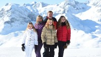 Raja Willem-Alexander dan Ratu Maxima berpose di resort ski di Lech am Arlberg, Austria