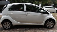 Juga, 10 unit mobil dan 4 unit pengisian daya itu dilakukan Mitsubishi Motors sebagai bagian dari studi bersama dengan Kementerian Perindustrian Republik Indonesia terkait pengembangan infrastruktur kendaraan listrik Indonesia.