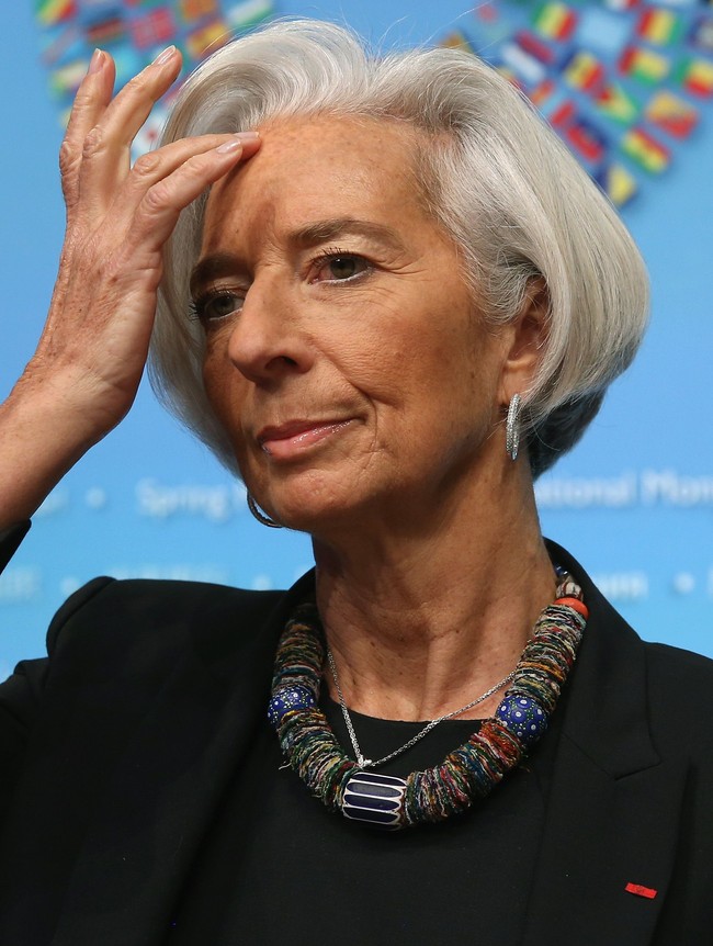 Statement necklace, salah satu aksesori penting Christine Lagarde. (Foto: Getty Images)