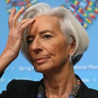 Statement necklace, salah satu aksesori penting Christine Lagarde. (Foto: Getty Images)