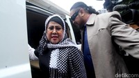 Pelantun lagu hits Gula-gula itu mengenakan baju hitam dan kerudung dengan warna senada bermotif bunga-bunga.