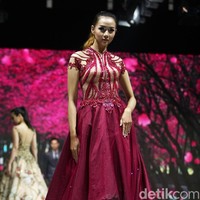 Fashion show Misan Kopaka menampilkan koleksi busana yang bertemakan Mystical Spring Secret’ di Holiday Inn, Kemayoran, Jakarta, Jumat (23/2/2018). (Foto: Mohammad Abduh/Wolipop)