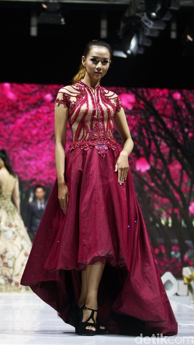 Fashion show Misan Kopaka menampilkan koleksi busana yang bertemakan Mystical Spring Secret’ di Holiday Inn, Kemayoran, Jakarta, Jumat (23/2/2018). (Foto: Mohammad Abduh/Wolipop)
