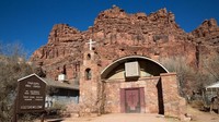 Havasupai berarti orang-orang dari perairan biru-hijau. Vegetasi hijau di Havasu Creek jadi suguhan para traveler yang datang di desa berpenghuni 208 orang itu (BBC Travel)