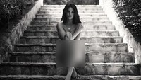 Ia tampil tanpa sehelai benang pun di sesi pemotretan tersebut. Foto: Dok. Instagram/kendalljenner
