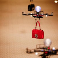 Muncul dari belakang panggung, pesawat kecil tanpa awak yang biasa digunakan untuk fotografi itu melayang rapi di atas landasan peraga (catwalk), dengan iringan Soundtrack Black Panther berjudul All of the Stars yang dinyanyikan SZA dan Kendrick Lamar. (Foto: REUTERS/Tony Gentile)