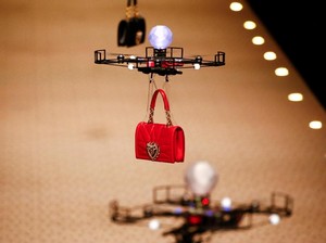 Foto: Ini Fashion Show Zaman Now, Drone Gantikan Model di Catwalk