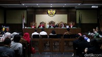 Sidang dimulai dengan keterangan sejumlah saksi yang dihadirkan.