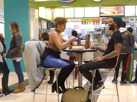 Bingung Pilih Busana untuk Kencan, Wanita Ini Malah Lukis Tubuhnya