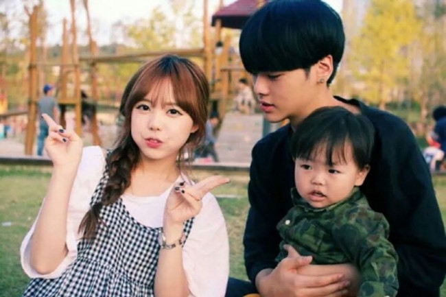 Sang suami, Lee Se Young juga tak kalah imut dari Young Ki. Suaminya memang dua tahun lebih muda darinya.  Foto: Instagram