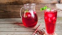 Selain strawberry, ada raspberry yang manis segar sebagai paduan es teh. Warnanya merahnya membuat tampilan es teh manis jadi lebih cantik. Foto: iStock