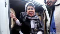 Elvy Sukaesih tiba pada siang tadi, Senin (26/2) di Polda Metro Jaya untuk menjalani pemeriksaan dan menjenguk putrinya, Dhawiya. Lamhot Aritonang/detikFoto.