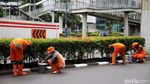 Pasukan Oranye Percantik Trotoar Jalan Rasuna Said