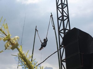 Lais, Seni Ekstrem asal Garut Bergelantungan di Atas Seutas Tali