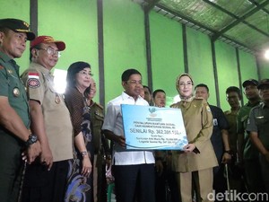 Mensos Gelontorkan Rp 347 Juta kepada Korban Banjir Cirebon