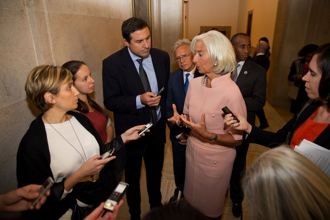 Biasa tampil maskulin dengan setelan, Christine Lagarde juga sesekali menunjukkan sisi femininnya dengan busana serba pink. (Foto: Getty Images)