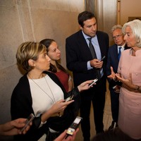 Biasa tampil maskulin dengan setelan, Christine Lagarde juga sesekali menunjukkan sisi femininnya dengan busana serba pink. (Foto: Getty Images)