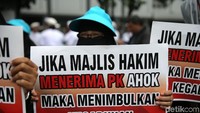 Mereka membantangkan spanduk dan poster.