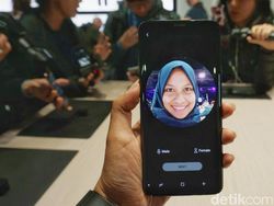 Menggenggam Galaxy S9 dan S9+ yang Menawan