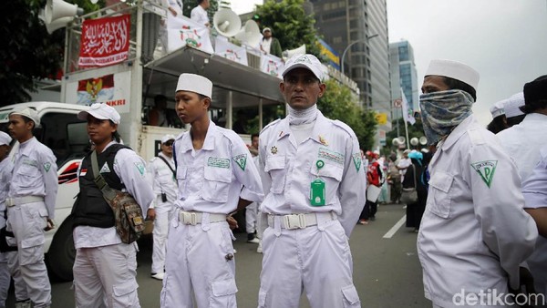 Ketika Massa Pro dan Kontra Ahok Beradu Orasi