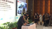 Pemerintah menerima hibah mobil listrik dari Mitsubishi Motors Coorporations (MMC). Hal ini sebagai upaya pengembangan mobil listrik di Indonesia.