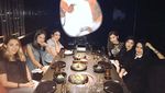10 Pose Centil Ayu Dewi Bersama Nasi Goreng, Kopi hingga Cake!