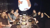 Bersama teman-temannya, Ayu menikmati steak enak buatan salah satu resto steak terkenal di Jakarta. Foto: Instagram mrsayudewi