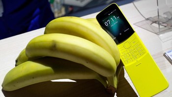 Malah di tempat pamerannya ia disandingkan dengan pisang. Foto: Reuters
