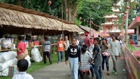 Nah, untuk sampai ke lokasi, pengunjung harus naik ketek atau perahu kecil dari dermaga 10 Ulu, demaga Ampera atau dermaga Benteng Kuto Besak (BKB). Tetapi bisa juga langsung menuju kantor Polsek Kalidoni, disana telah dipasang kapal tongkang sebagai penyebrangan khusus saat perayaan Cap Go Meh.