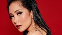 Nagita Slavina berpenampilan beda di sebuah sesi foto dengan Rio Motret. Foto: Dok. Instagram/riomotret