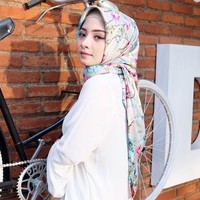 Tak melewatkan tren hijab lainnya, Linggar Utami tampil mengenakan hijab scarf motif berwarna pastel. Ia memadukan hijab berwarna lembut itu dengan atasan berwarna putih. Foto: Instagram