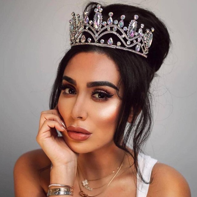 Huda Kattan merupakan wanita asal Irak yang kini tinggal di Dubai. Wanita 34 tahun itu namanya populer berkat blog kecantikannya. Kemudian Huda Beauty menjadi beauty influencer populer dengan followers lebih dari 24 juta. Foto: Instagram